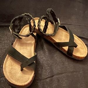 NWOB Women's Black Suede Braid Muk Luk Sandal Size 8/9